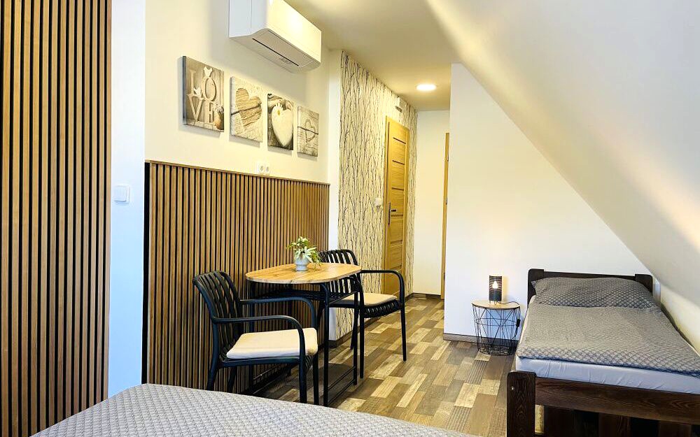 Podkrovní třílůžkové pokoje